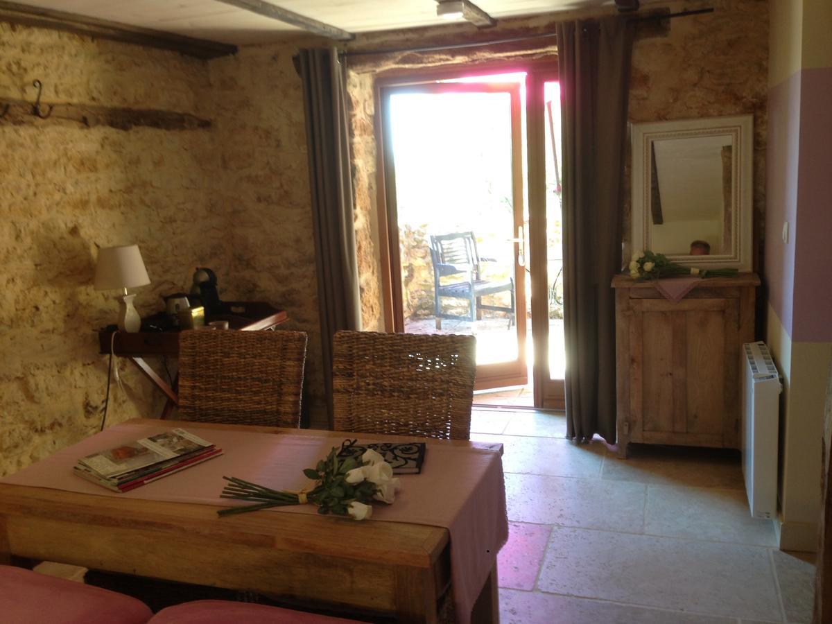 Lo Petit Cretsou Bed & Breakfast Simeyrols Bagian luar foto